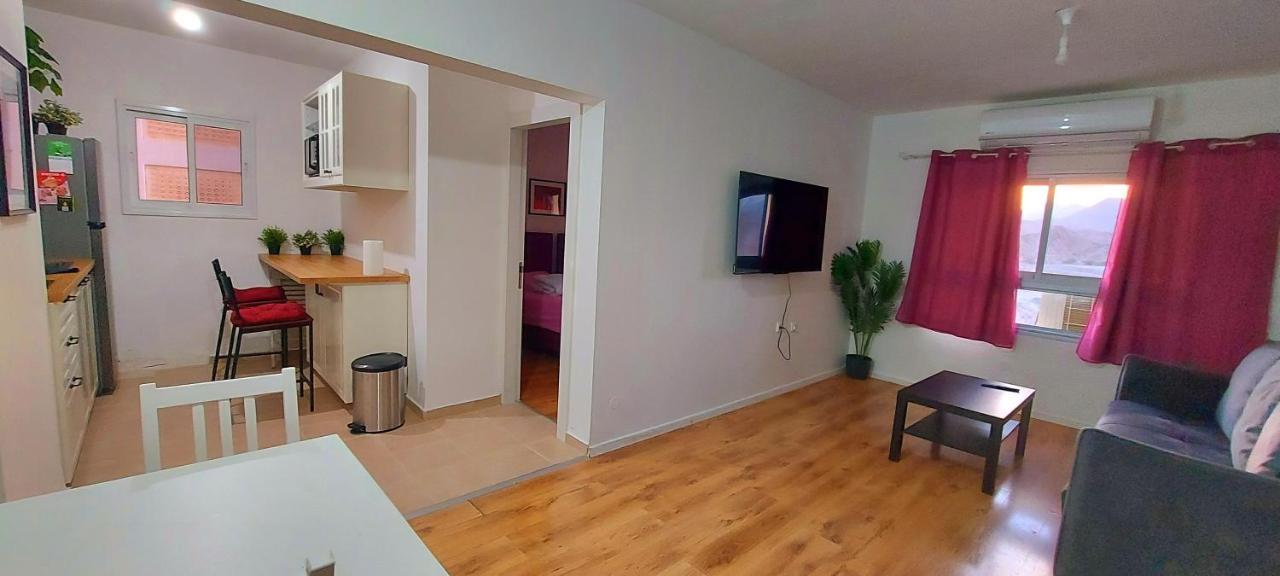 Eilat Octopus Apartment - אילת אוקטופוס -שני חדרים וסלון, בריכה בקיץ Esterno foto